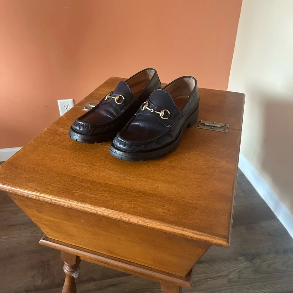 GUCCI men’s navy blue Horsebit leather loafers